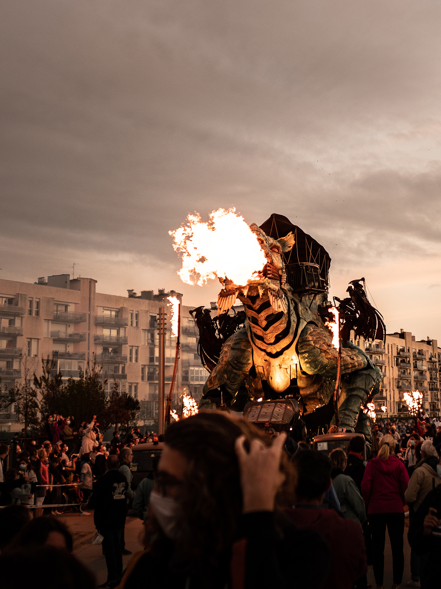 Le dragon de calais emflamme la ville