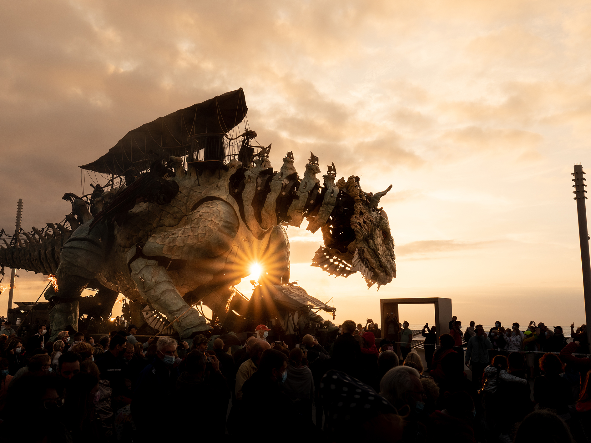 Le dragon de calais au coucher du soleil