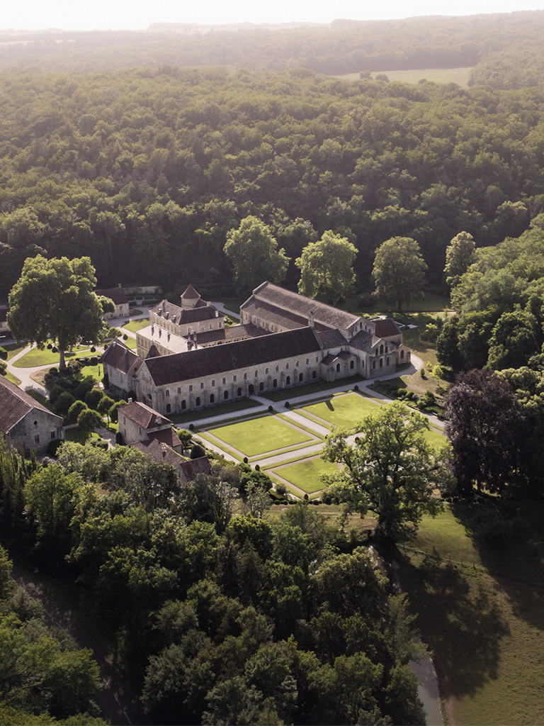 L'abbaye de Fontenay en bourgogne franche comté vue du ciel