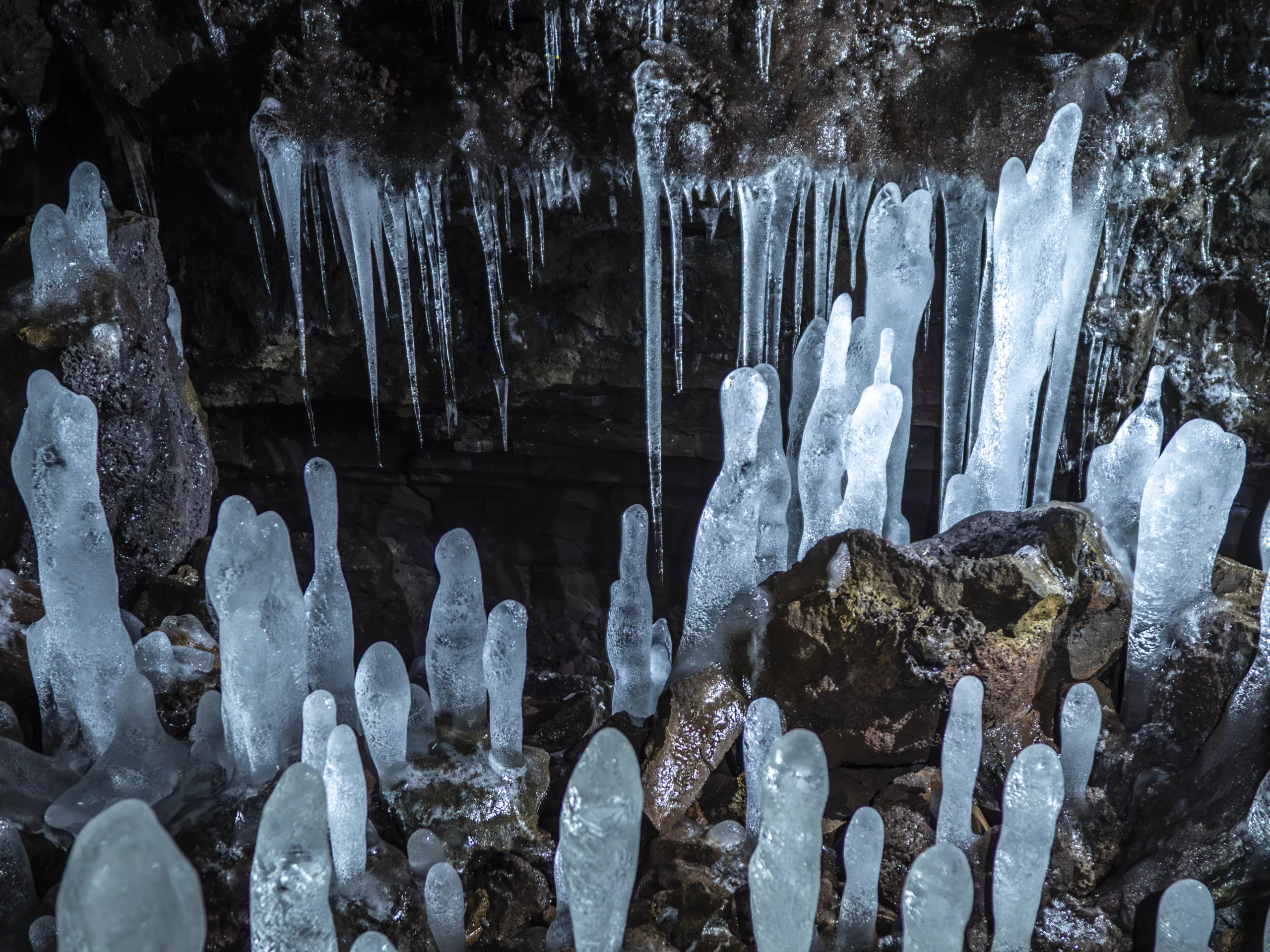 Descendre dans les entrailles de la terre en islande