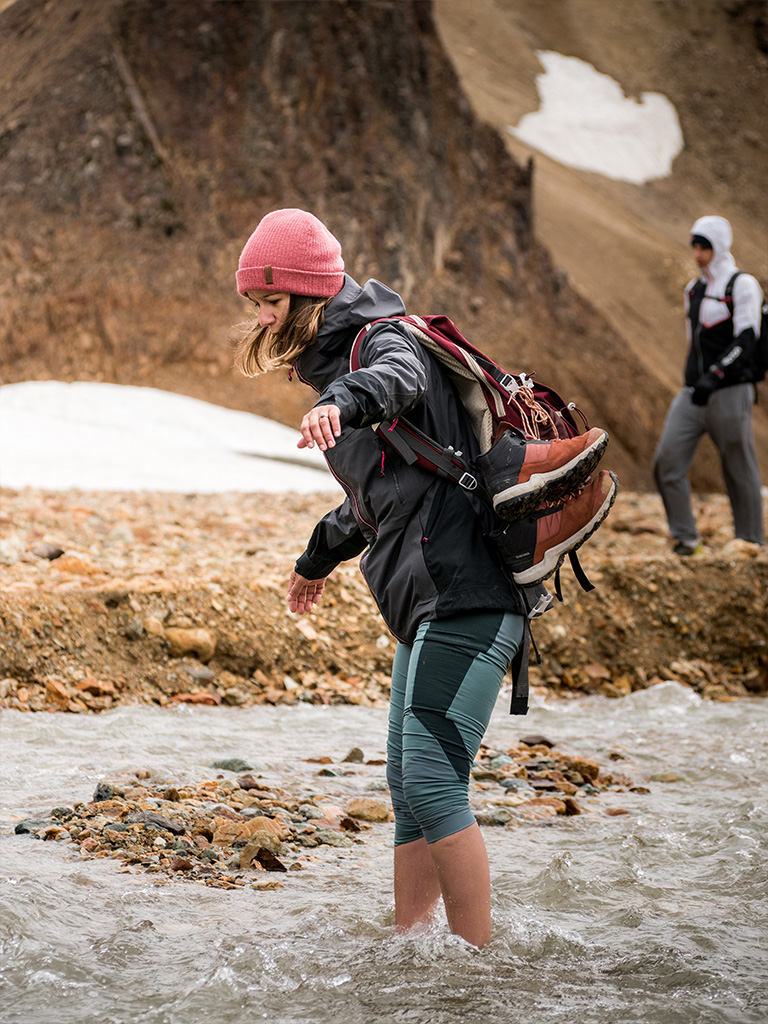 La traversée de la rivière dans le landmannalaugar