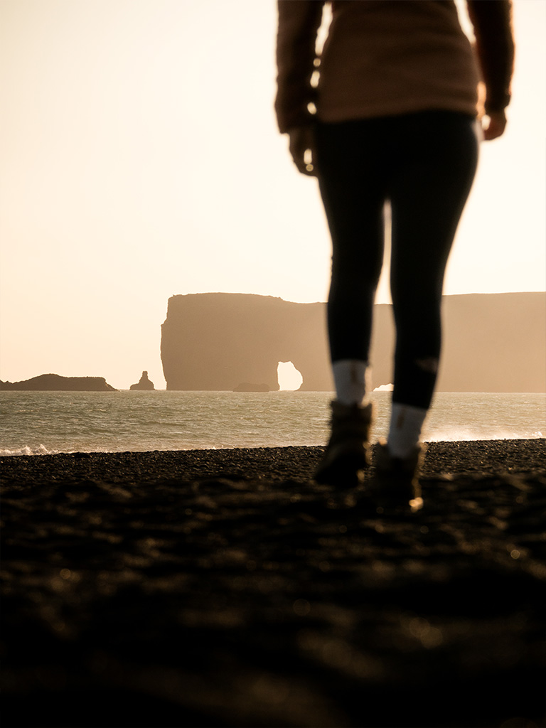 Vue sur Dyrholaey depuis Reynisfjara