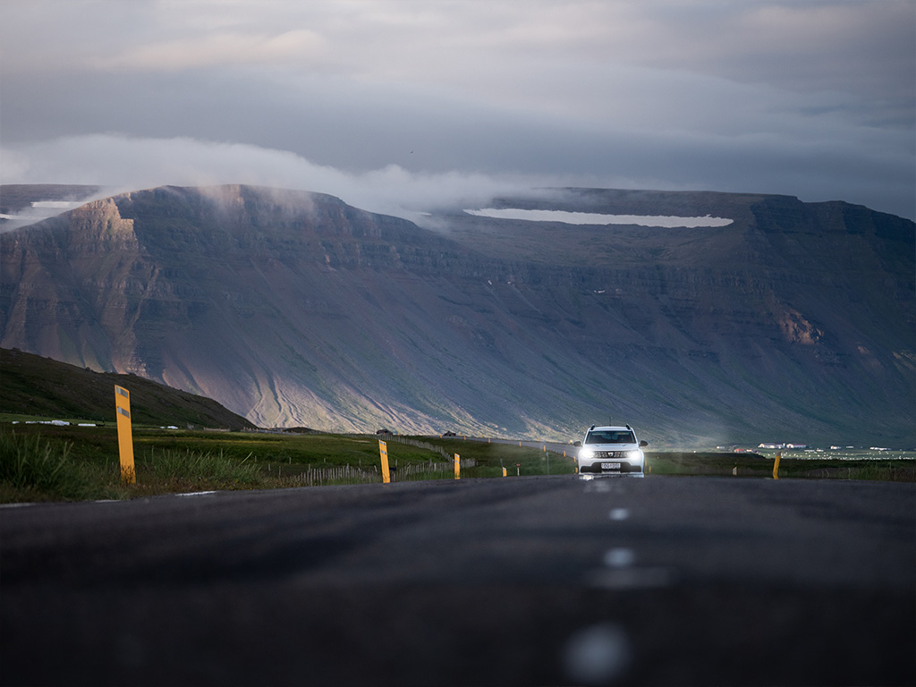 Les routes dans les fjords de l'ouest sont des routes de montagnes