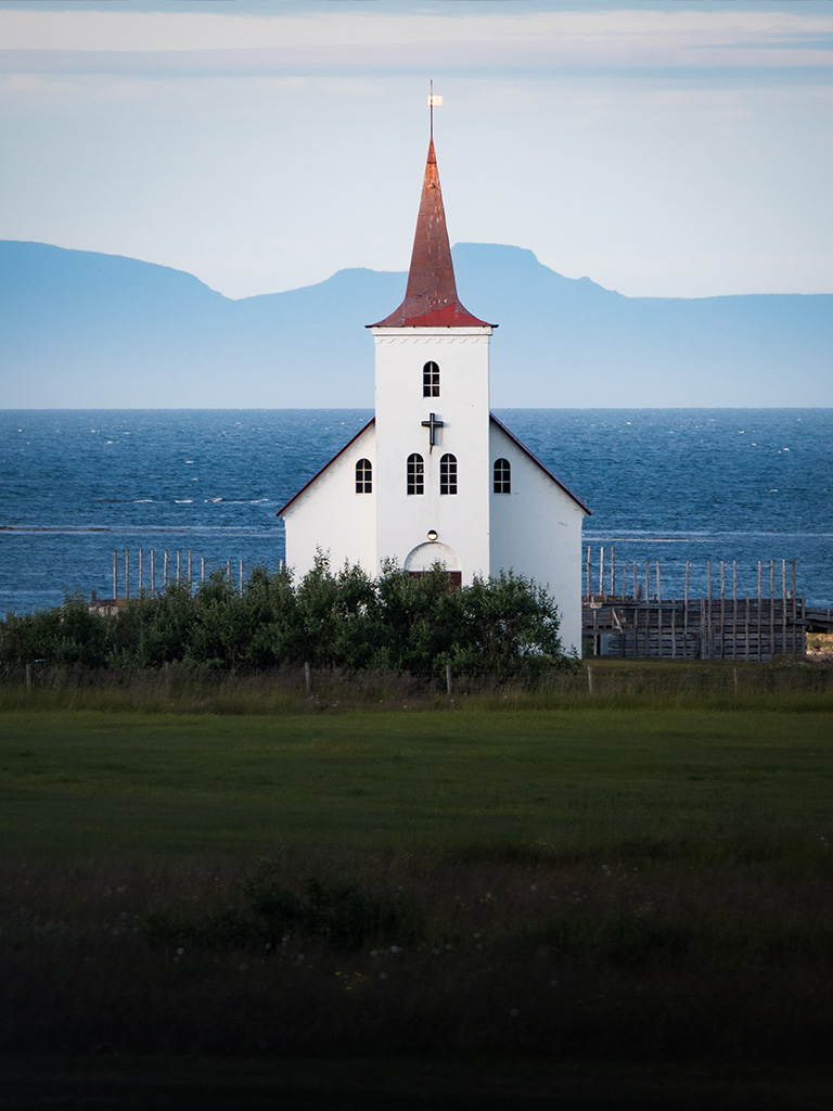 De petites églises atypiques s'incrustent parfaitement dans les paysages nordiques