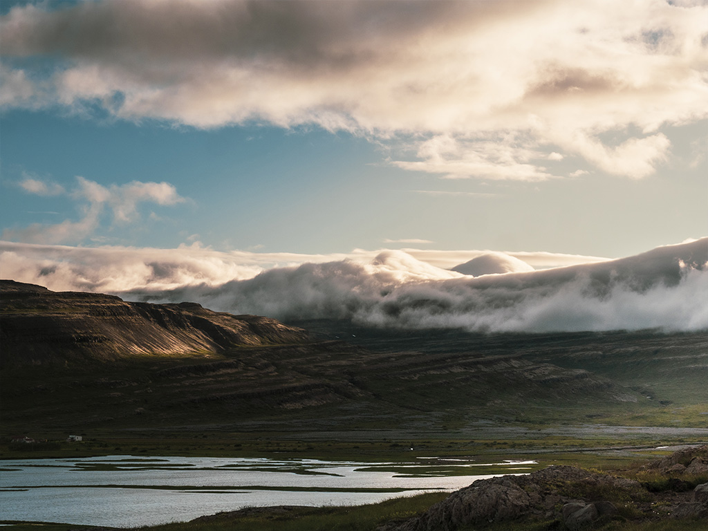 Les nuages lissent le sommet des montages