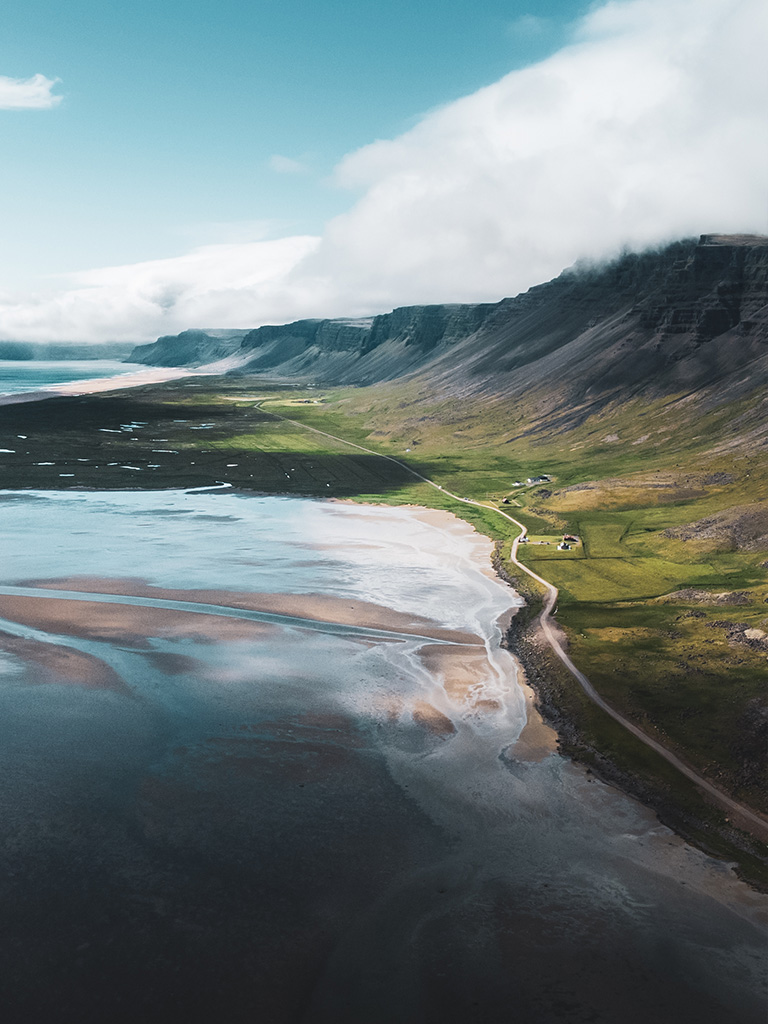 La plage de Raudisandur est entouré de falaises