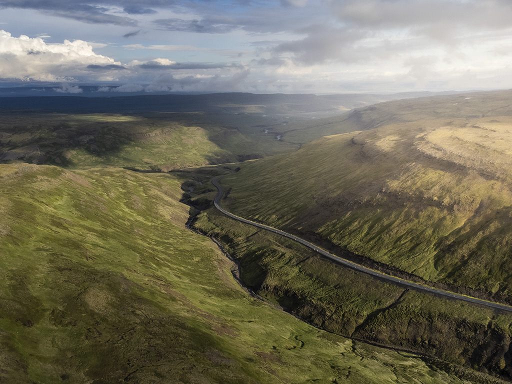 Les routes sinueuses des fjords de l'ouest surprennent à chaque virages