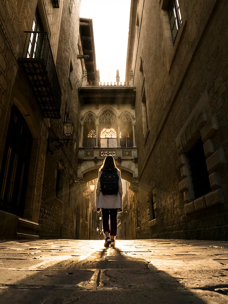 Le quartier gothique de Barcelone et ses lumière du matin dans la rue " Carrer Del Bisbe"