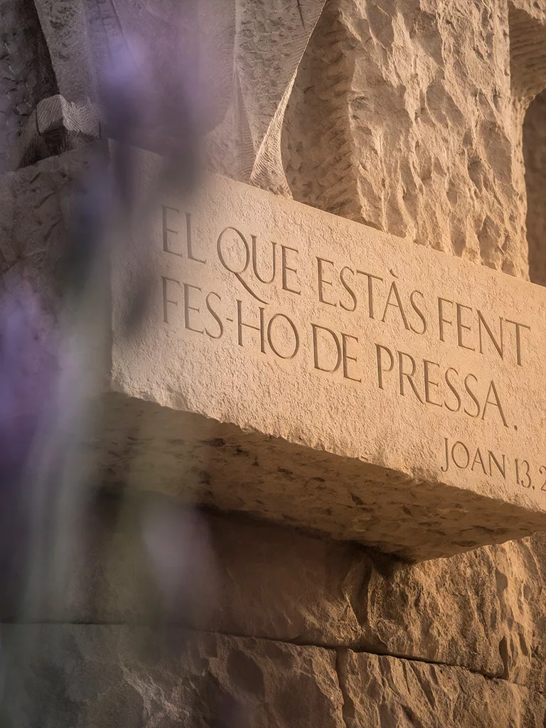 Détail de phrase en latin sur les façades de la sagrada familia