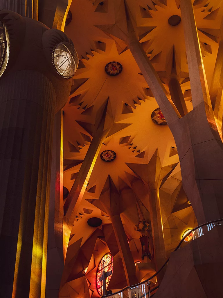 L'intérieur de la sagrada familia de Barcelone illuminè par les rayons du soleil.
