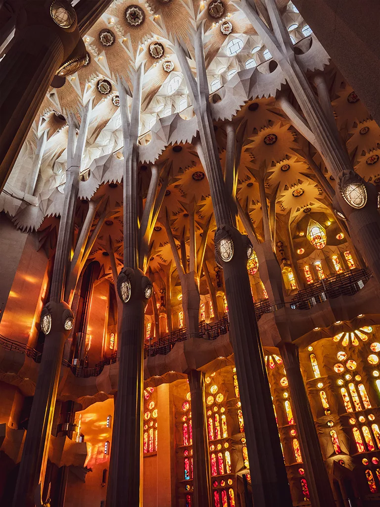 L'architecture interieur de la sagrada familia s'illumine en fonction des rayons du soleil. Les couleurs des vitraux reflètent dans tout l'édifice