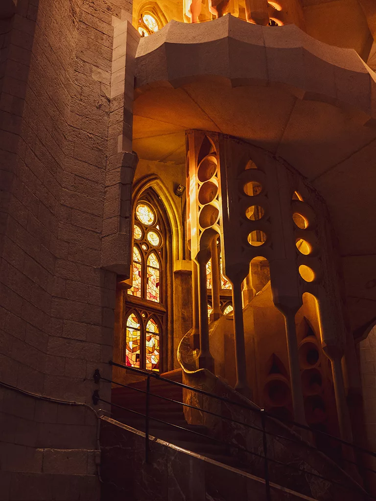Détail à l'intérieur de la sagrada familia, l'un des escalier de la sagrada et son vitrail transpercé par la lumière.