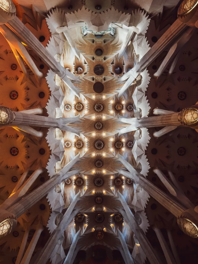 Les détails du plafond sont d'une finesse, les formes et les couleurs hypnotisent le regard. La modernité de l'édifice est une réussite.