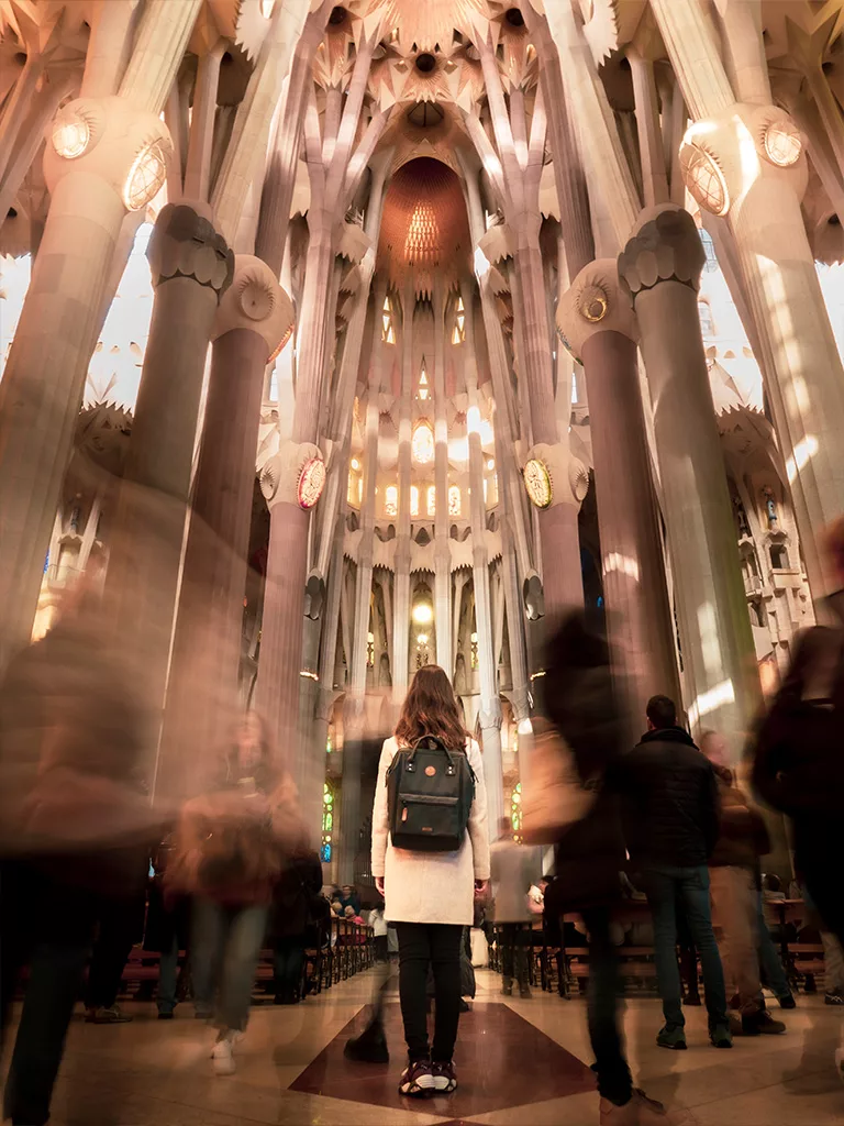 A partir de dix heure du matin, les touristes envahissent la sagrada familia.Si vous n'aimez pas la foule évitez les heures d'affluences.