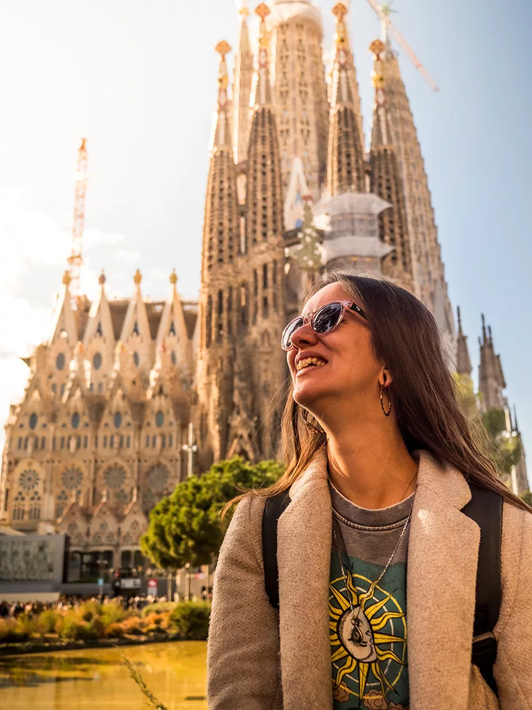 Cyndel profite du soleil et du parc derrière la Sagrada Familia