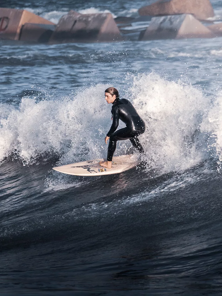 La plage de barcelone : le surf est une activité importante sur la barceloneta même en pleine hiver.