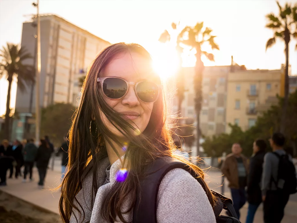 Cyndel profite du soleil de fin de journée sur la barceloneta, la plage de Barcelone.