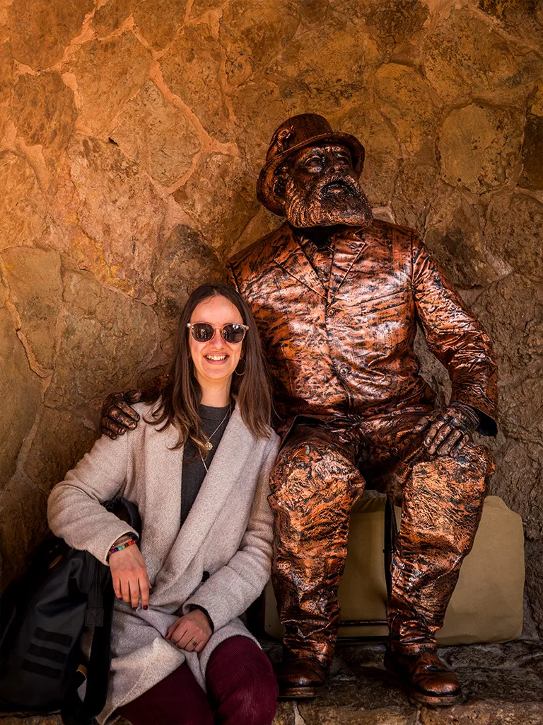 Photo avec la statue de Gaudi qui est en faite une statue vivante !