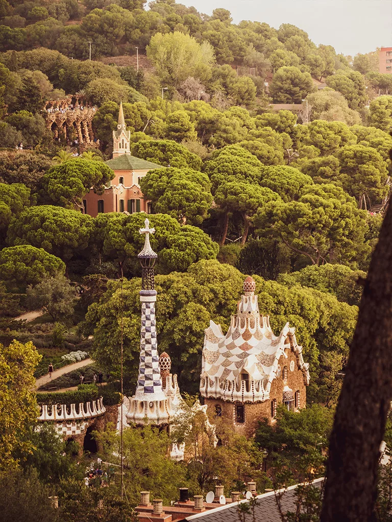 Les vues sur le parc Guell de Barcelone sont nombreuses et permettent d'avoir une vue d'ensemble du lieu.