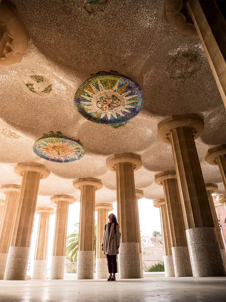 Visiter le parc guell de Barcelone, les colonnes sous la terrasse de céramique.
