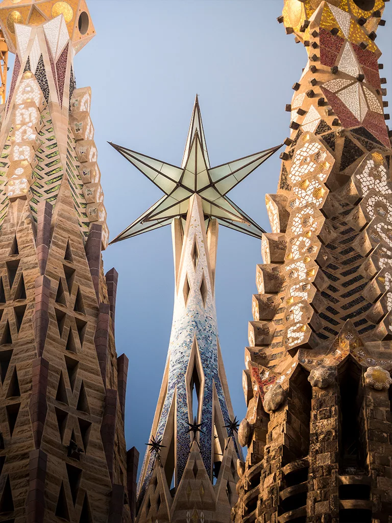 L'étoile de la nativité trône sur le toit de la sagrada familia entre deux tours.