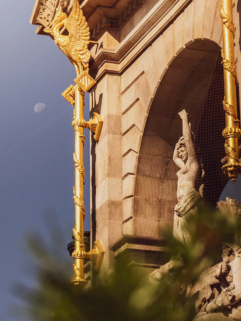 La fontaine du parc de la citadelle à Barcelone en compagnie de la lune