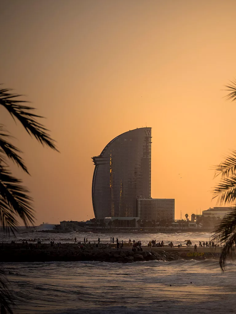 L'hotel W sur la plage de barcelone illuminé par le coucher de soleil. Devenu un symbole de la ville.