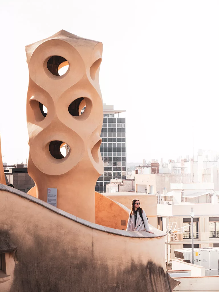 Les sculptures sur le toit de la Casa Mila sont particulières mais donne une belle dimension à l'ensemble.