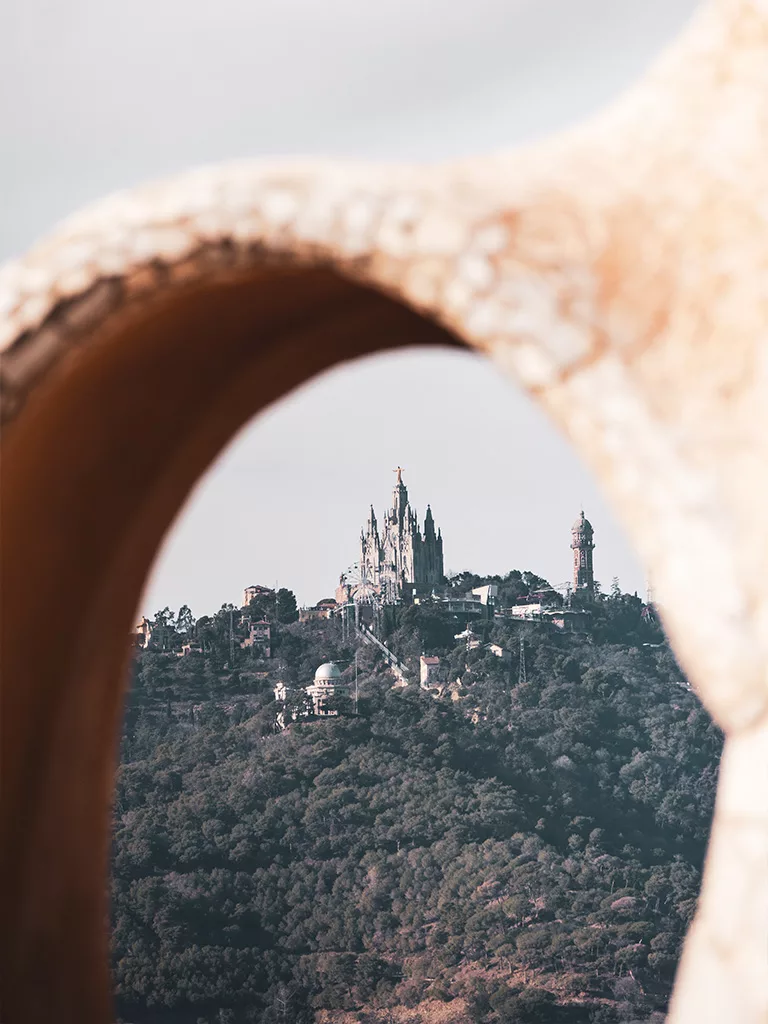 Le toit de la Casa Mila donne une belle vue sur la ville de Barcelone et ses alentours. On aperçoit le mont Tibidabo au loin