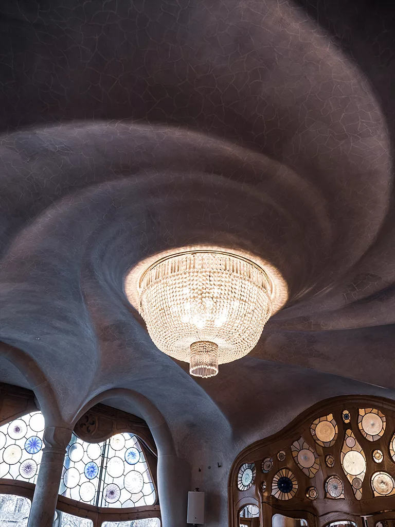 Plafonnier à l’intérieur de la casa batllo