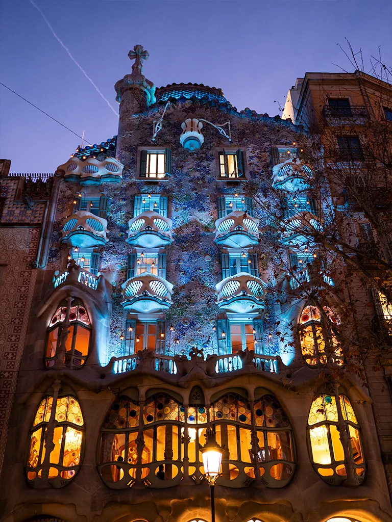 Spectacle de lumière sur la façade de la Casa Batllo à Barcelone.