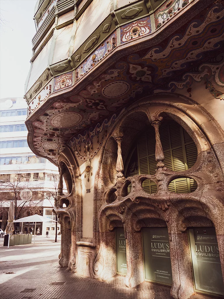 La façade de la casa Comalat de Barcelone