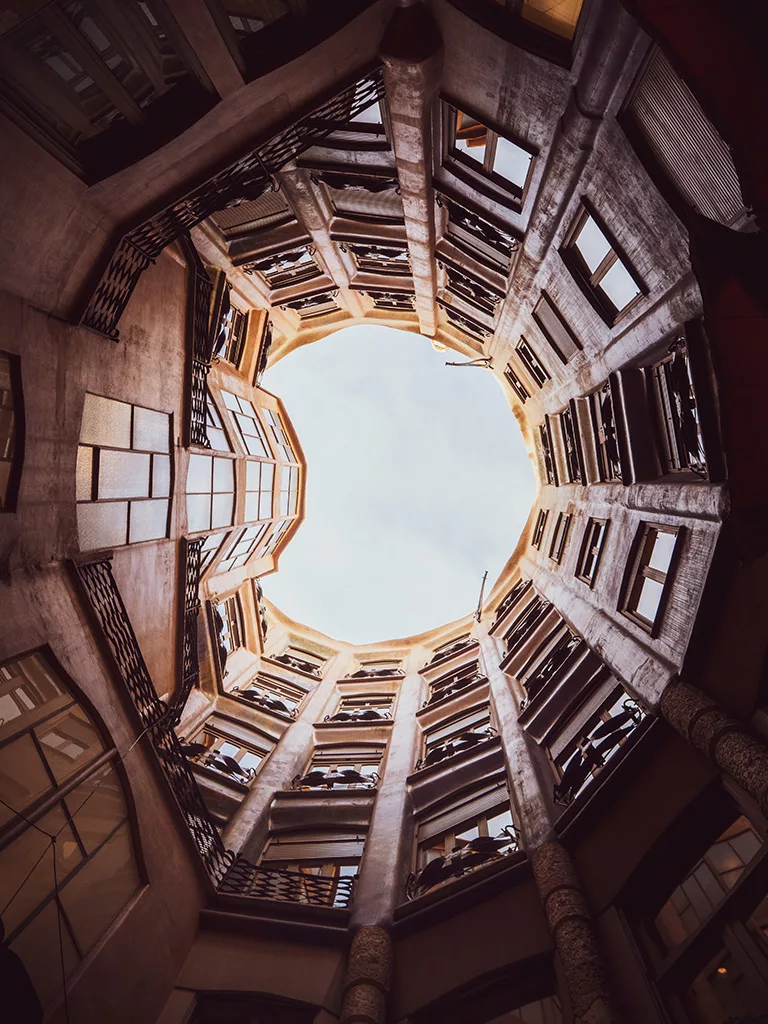 Vue dans l’intérieur de la casa Mila, l'architecture de Barcelone