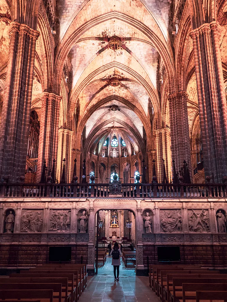 L'intérieur de la cathédrale sainte croix de Barcelone.