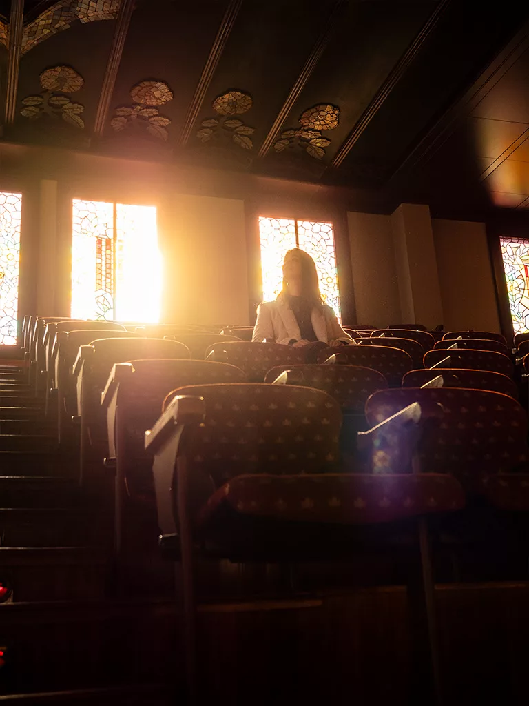 Cyndel assise dans les siège du palais de la musique catalane pendant le concert.