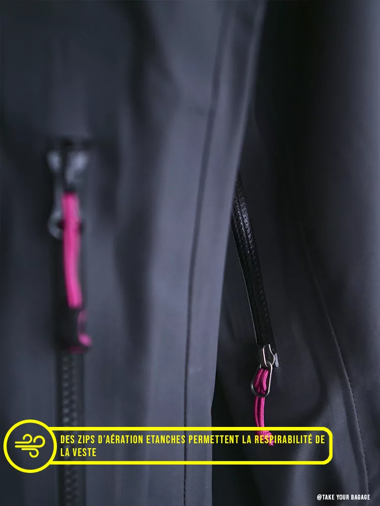 Des zips d’aération étanches permettent la respirabilité de la veste