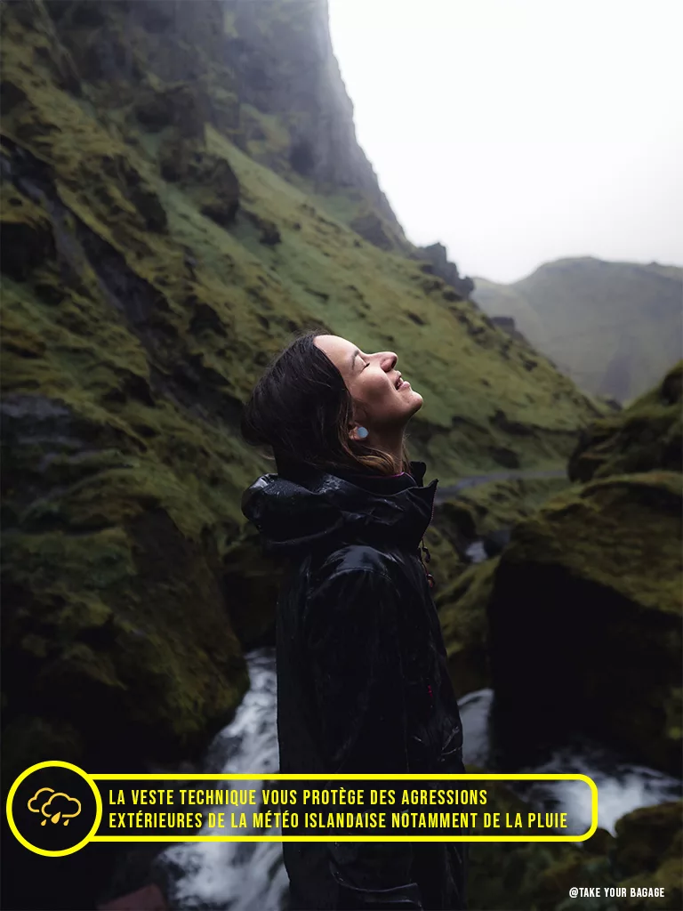La veste technique comme ici, vous protège de la météo islandaise et notamment la pluie