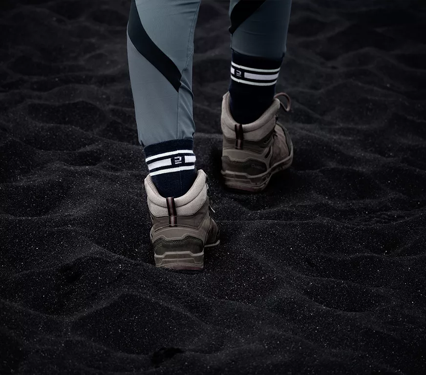 Bien choisir sa paire de chaussure est important pour parcourir le sable noir islandais