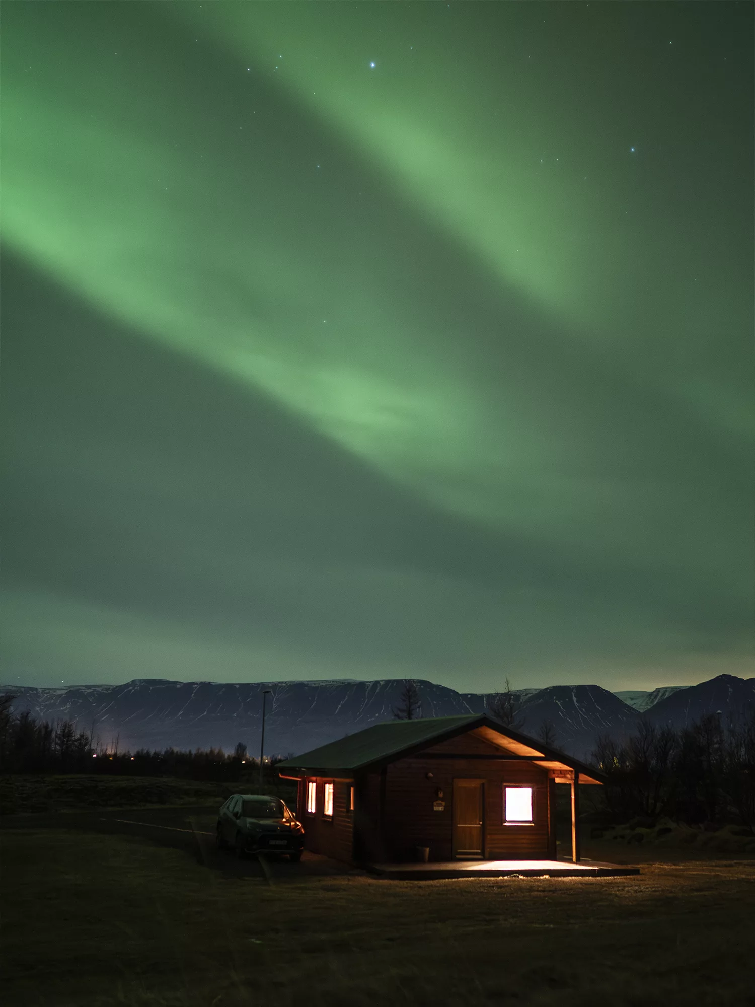 Les aurores boréales viennent nous bercées pendant la nuit en Islande