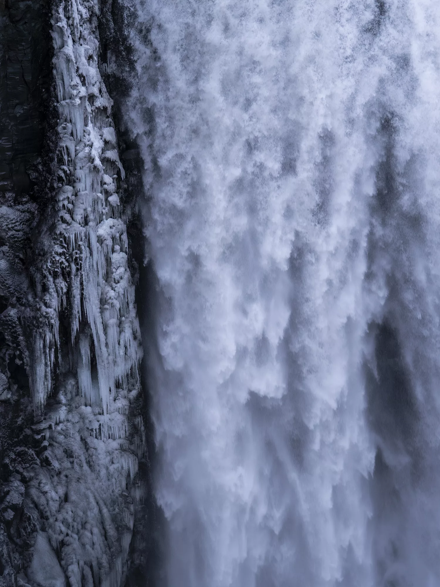 La cascade dettifoss en hiver