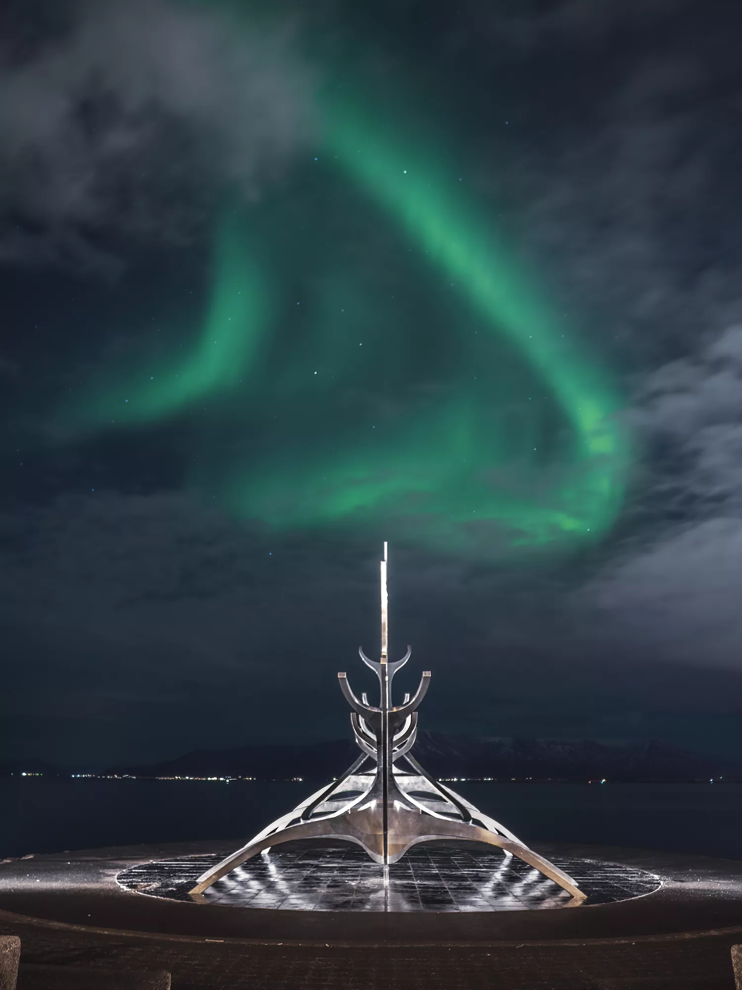 Les aurores boréales au dessus du sun voyager de Reykjavík